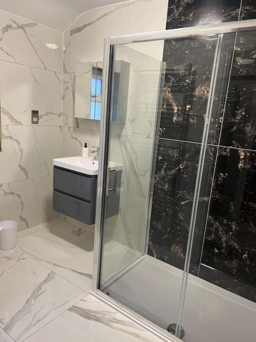 Potters Hideout- 2 Bedroom 2 Bathroom Apartment Watford  Exterior foto