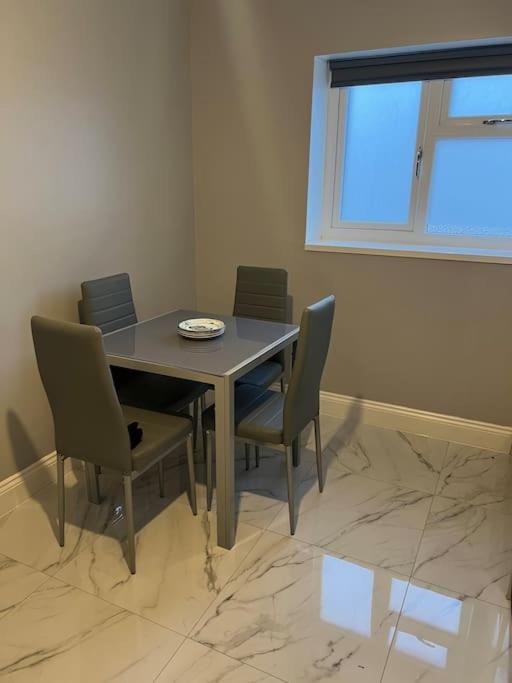 Potters Hideout- 2 Bedroom 2 Bathroom Apartment Watford  Exterior foto